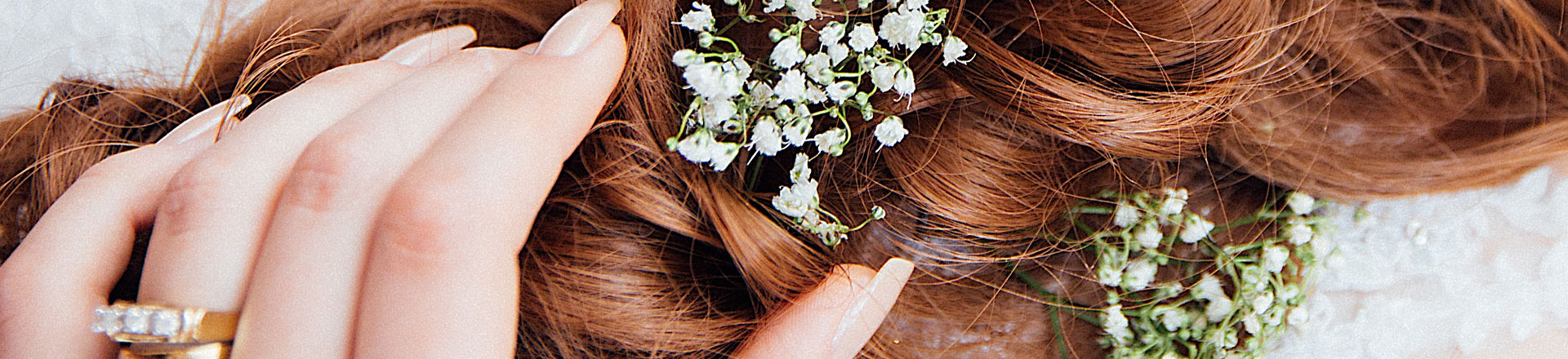 Friseur Anke Heidenreich in Rodenberg und Bad Nenndorf Geflochtener Zopf mit weißen Blumen